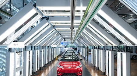 Das letzte Auto aus Dresden ist ein roter ID.3. (Archivbild) / Foto: Sebastian Kahnert/dpa