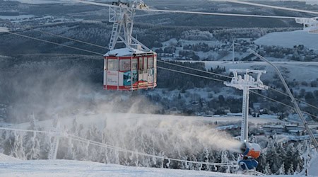 Am Fichtelberg präsentiert sich das Erzgebirge winterlich weiß. / Foto: Sebastian Willnow/dpa