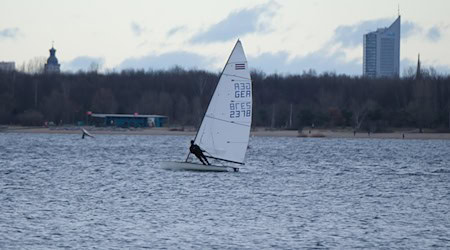 From February 2026, the northern part of Leipzig's popular bathing lake will be permanently open to shipping (archive photo) / Photo: Sebastian Willnow/dpa