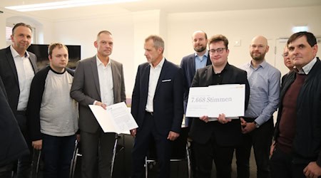 Vertreter der Deutschen Bahn nehmen in Riesa eine Online-Petition mit knapp 8.000 Unterschriften sowie die Resolution des Kreistages Meißen entgegen. Foto: Uwe Päsler (Stadt Riesa)