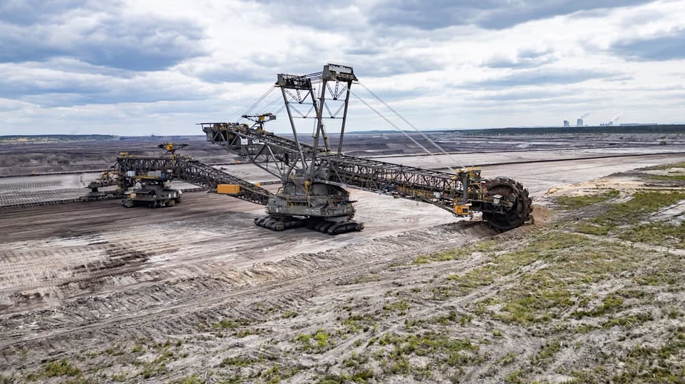 Leag is planning to excavate a previously private piece of forest for the expansion of the Nochten open-cast mine. (Archive image) / Photo: Robert Michael/dpa