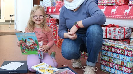 Tolle Entdeckungen zum Fest: Die kleine Marie und Janet Krusch von der Volkssolidarität beim Auspacken. Foto: U. Päsler - Stadt Riesa