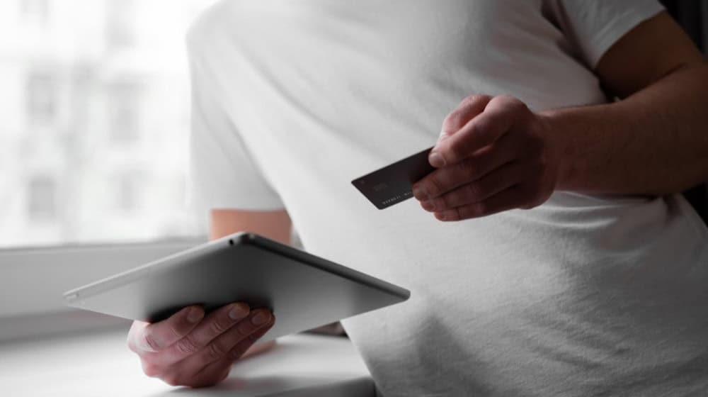 Digitales Bezahlen gehört in der DACH-Region längst zum Alltag. / Foto: Mikhail Nilov auf pexels.com