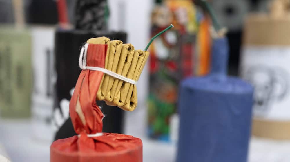 Die Polizei warnt vor unsachgemäßem Umgang mit Böllern. / Foto: Sebastian Kahnert/dpa