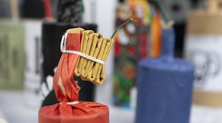 Die Polizei warnt vor unsachgemäßem Umgang mit Böllern. / Foto: Sebastian Kahnert/dpa