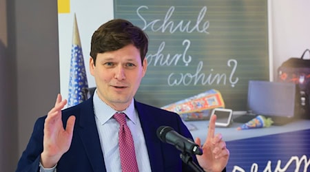 Minister of Education Conrad Clemens (CDU) wants to respond to the decline in pupil numbers with clever planning for teaching positions. (Archive image) / Photo: Jan Woitas/dpa