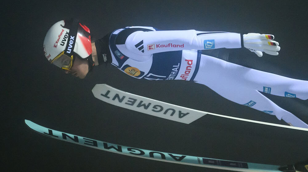 Flies onto the podium: Philipp Raimund / Photo: Hendrik Schmidt/dpa