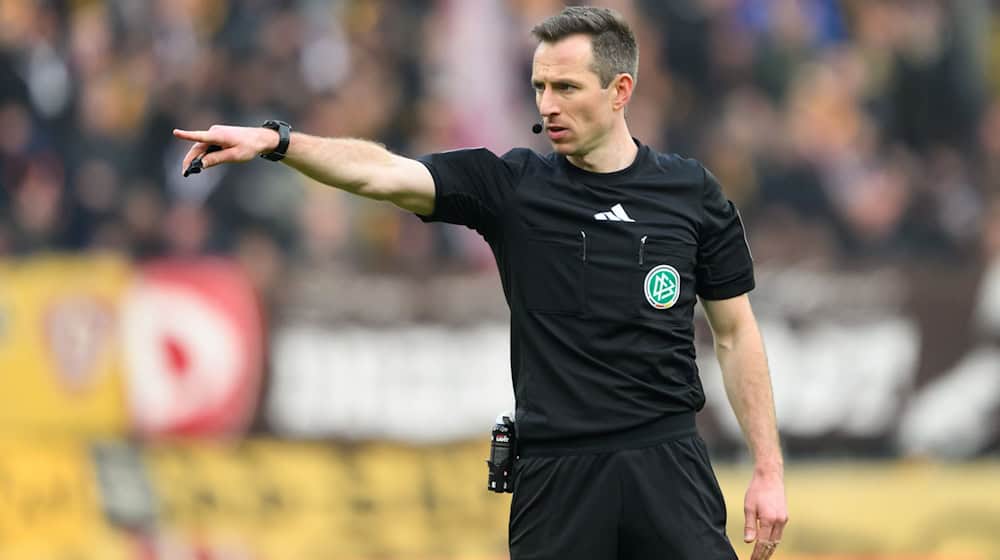 Referee Benen reacted quickly / Photo: Robert Michael/dpa