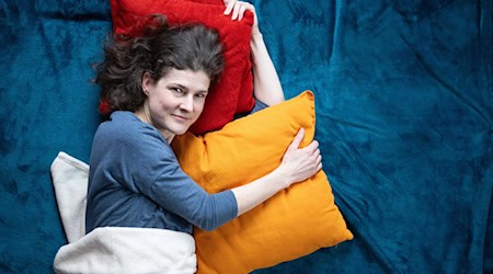 Menschen haben ein Grundbedürfnis nach absichtsloser und liebevoller Berührung, sagt Kuscheltherapeutin Marta Ulrike Hübner. / Foto: Sebastian Kahnert/dpa