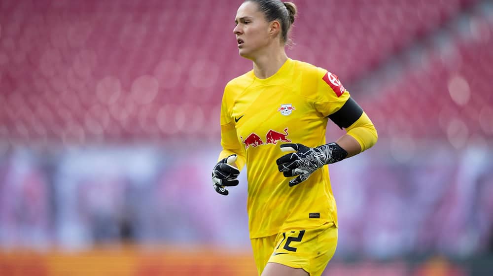 Leipzig goalkeeper Elvira Herzog prevented an early deficit against Cologne with her saves. (Archive photo) / Photo: Hendrik Schmidt/dpa