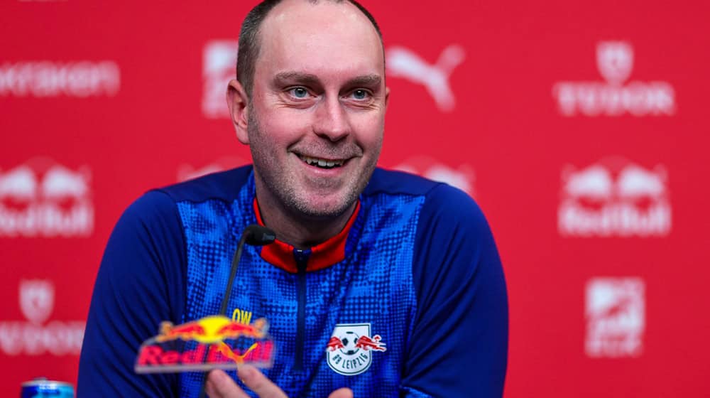  El entrenador Ole Werner (RB Leipzig) habla en rueda de prensa. Ve al RB como claro favorito en la Copa DFB contra el Magdeburgo. (Imagen de archivo) / Foto: Jan Woitas/dpa
