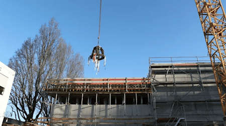Die Richtkrone schwebt. Foto: Stadt Radebeul