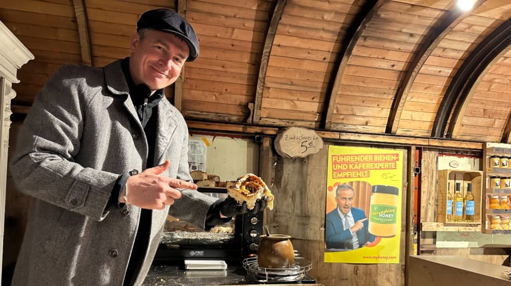 Rico Heinzig mit seiner Kooperations-Zimtschnecke (Bild: Thomas Wolf)