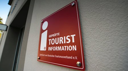 Das i auf dem rotem Schild steht für geprüfte Qualität. Fotos: Stadt Radebeul