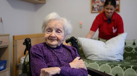 Die 111 Jahre alte Ilse Neumann aus Taucha bei Leipzig ist die wohl älteste Sächsin und einer der ältesten Menschen in Deutschland / Foto: Hendrik Schmidt/dpa