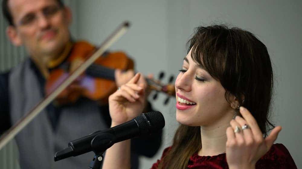 Singer Eliana Pliskin Jacobs and violinist Samuel Seifert perform in Chemnitz to present the program for the Jewish theme year / Photo: Hendrik Schmidt/dpa