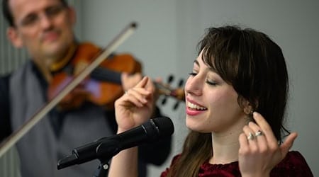 Zur Vorstellung des Programms im jüdischen Themenjahr musizieren die Sängerin Eliana Pliskin Jacobs und der Geiger Samuel Seifert in Chemnitz.  / Foto: Hendrik Schmidt/dpa