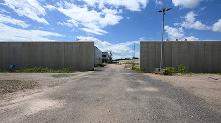 Blick auf die ruhende Baustelle der zukünftigen JVA Zwickau-Marienthal. (Archivbild) / Foto: Hendrik Schmidt/dpa