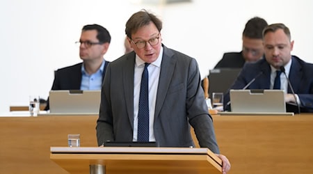 Sachsens Umweltminister Georg-Ludwig von Breitenbuch will die Wasserversorgung im Freistaat krisenfest machen. / Foto: Robert Michael/dpa