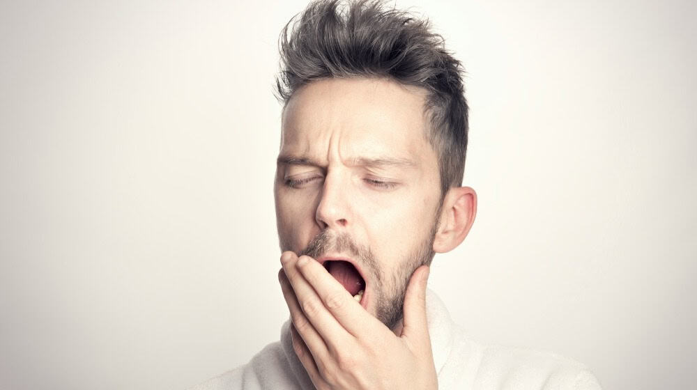 Schlafmangel ist für viele Menschen längst Teil des Alltags geworden. / Foto: Sander Sammy auf Unsplash.com