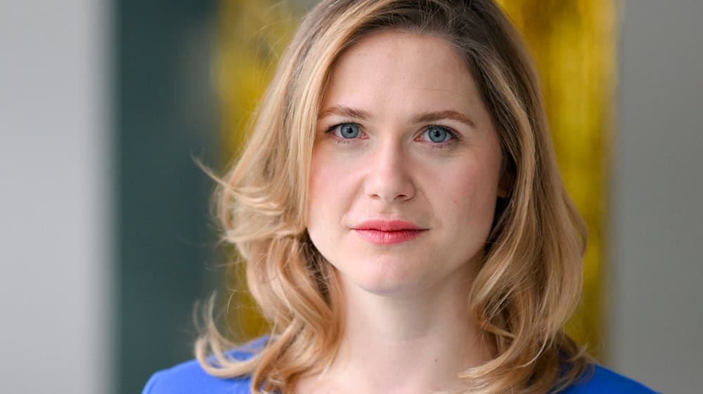 Акторка Лаура Ліппманн може перекладати мовою жестів. / Фото: Jens Kalaene/dpa