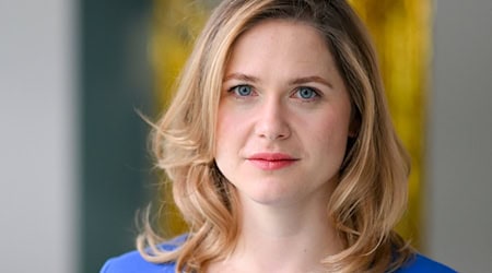 Schauspielerin Laura Lippmann kann Gebärdensprache übersetzen. / Foto: Jens Kalaene/dpa