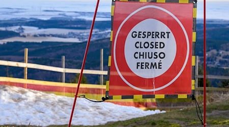 In Oberwiesenthal sind noch alle Pisten gesperrt. / Foto: Hendrik Schmidt/dpa