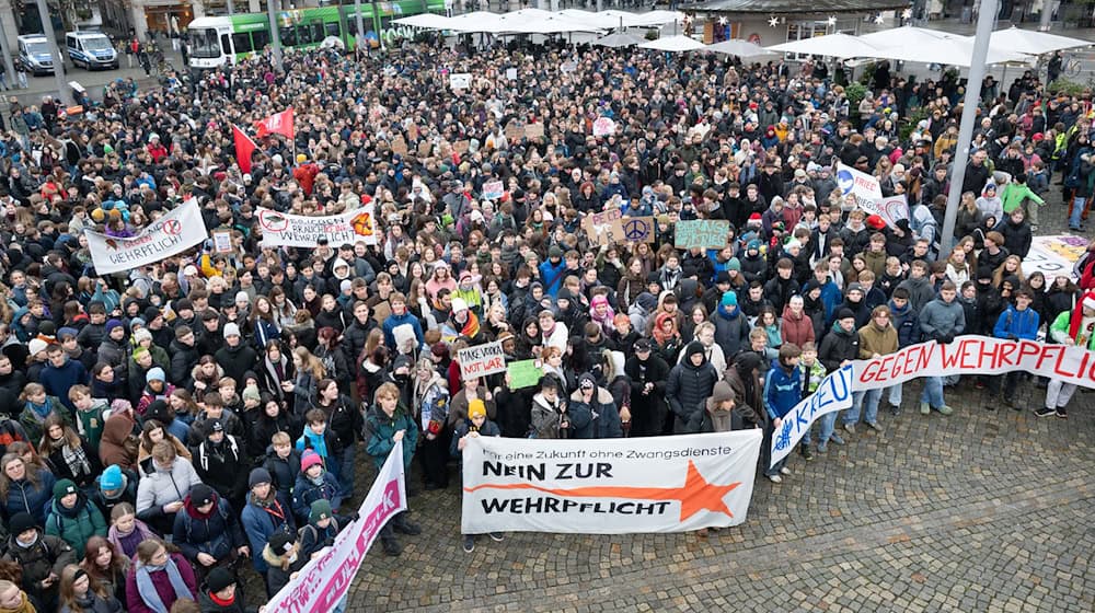 In Dresden begann der Protest um 10.00 Uhr. / Foto: Sebastian Kahnert/dpa