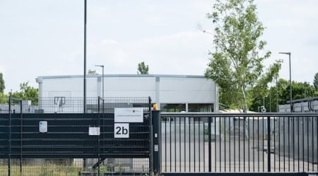 Das Landesausreisezentrum nahm im Juni den Betrieb auf. (Archivbild) / Foto: Sebastian Kahnert/dpa