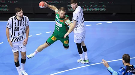 Lukas Mertens (2.v.l.) traf sechsfach gegen den THW / Foto: Ronny Hartmann/dpa-Zentralbild/dpa