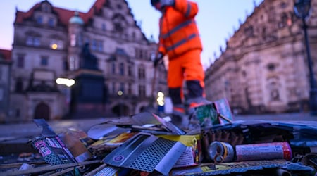 Nach der Silvesternacht räumen Mitarbeitende der Stadtreinigung in der Dresdner Innenstadt tonnenweise Böllerreste, Raketenstiele und Glas von Straßen und Plätzen (Archivbild) / Foto: Robert Michael/dpa
