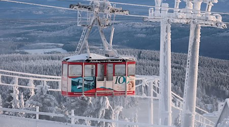 Der Skibetrieb in Oberwiesenthal startet am Dienstag. (Archivbild) / Foto: Sebastian Willnow/dpa