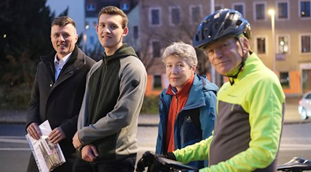 Oberbürgermeister Markus Renner (l.) mit den Erst-, Zweit- und Drittplatzierten beim Stadtradeln: Friedrich Meier, Andrea Weinert und Andreas Kirchner. (v.l.n.r.). Foto: Claudia Hübschmann