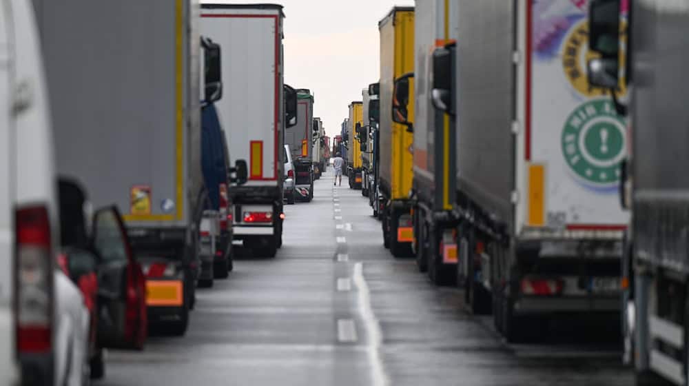 On Saturday, traffic on the A4 is slow just before the border. (Symbolic image) / Photo: Robert Michael/dpa