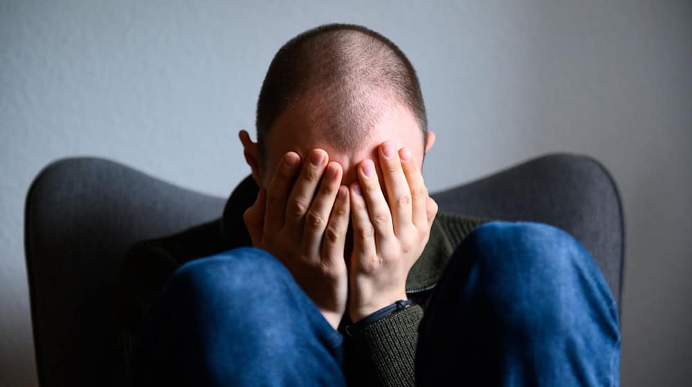 Багато людей у Саксонії відчувають стрес навіть після роботи. (Символічне зображення) / Фото: Jonas Walzberg/dpa