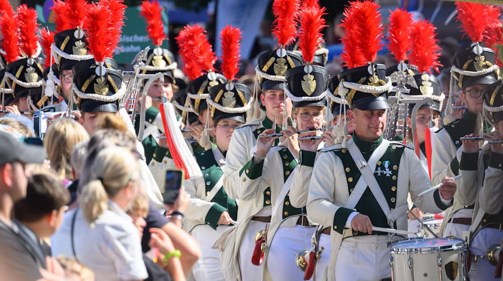 In 2027, the Day of the Saxons will be celebrated in June for the first time - and will return to Plauen after 30 years. (Archive image) / Photo: Robert Michael/dpa