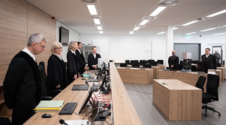 Der Prozess am OLG Dresden richtet sich gegen eine mutmaßliche Vertraute und Unterstützerin des rechten Terrortrios NSU. / Foto: Sebastian Kahnert/dpa POOL/dpa