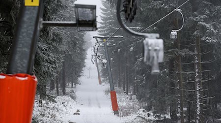 Der veraltete Schlepplift «Himmelsleiter» am Fichtelberg wird durch einen modernen Sessellift ersetzt (Archivbild)  / Foto: Jan Woitas/dpa