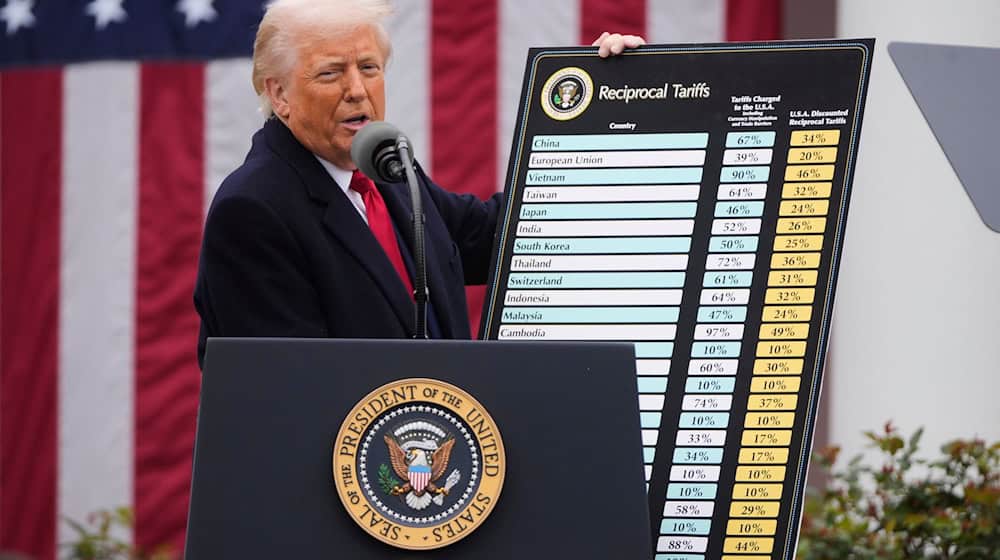 Donald Trump announcing his tariffs - the level has since changed, but they still hurt most regions in Germany. (Archive image) / Photo: Mark Schiefelbein/AP/dpa