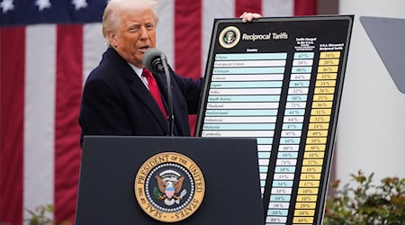 Donald Trump announcing his tariffs - the level has since changed, but they still hurt most regions in Germany. (Archive image) / Photo: Mark Schiefelbein/AP/dpa