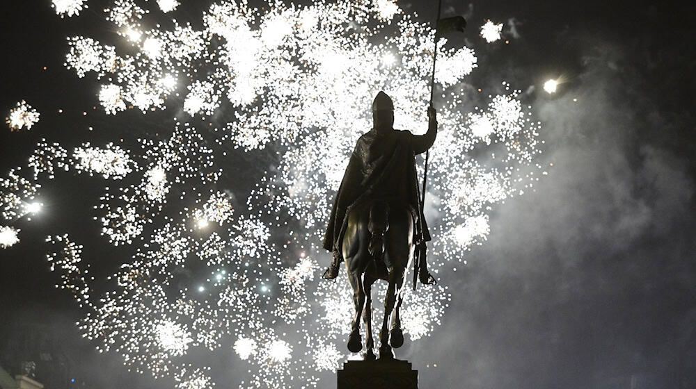 The law that came into force prohibits the sale of fireworks at markets and mobile sales stands, among other things. (Archive image) / Photo: Roman Vondrou/CTK/dpa