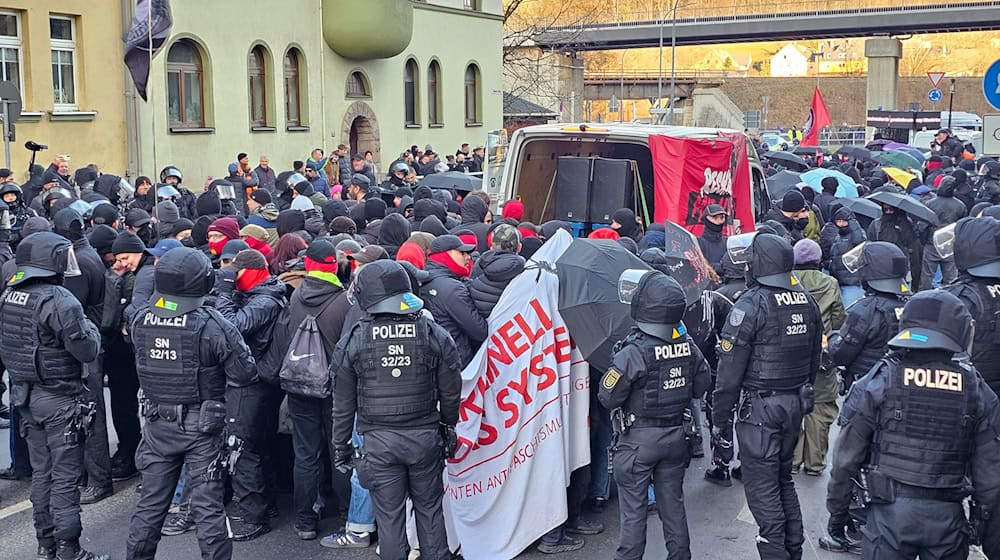 Bei einer Demonstration in Schwarzenberg kam es immer wieder zu Tumulten zwischen der rechten und linken Szene. / Foto: Mike Müller/dpa