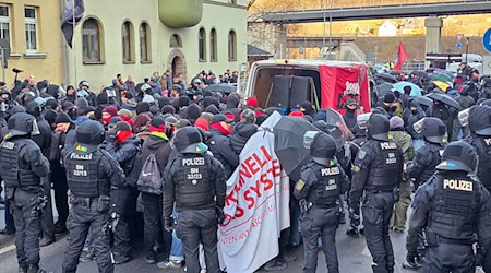 Bei einer Demonstration in Schwarzenberg kam es immer wieder zu Tumulten zwischen der rechten und linken Szene. / Foto: Mike Müller/dpa