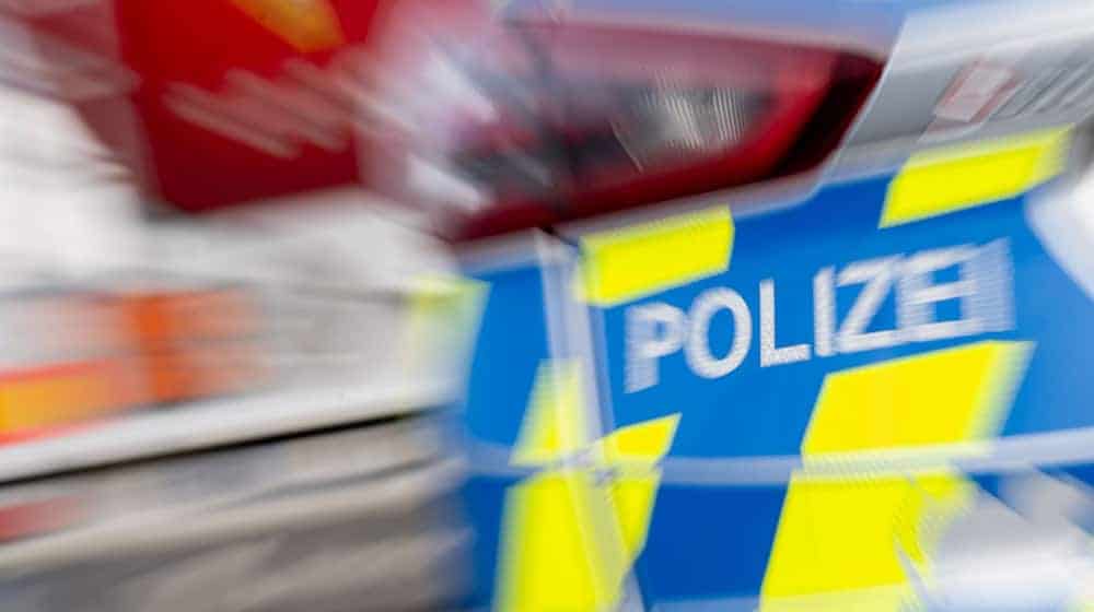 Nach einem Unfall versteckt sich ein Autofahrer vor der Polizei. (Symbolbild) / Foto: Hendrik Schmidt/dpa