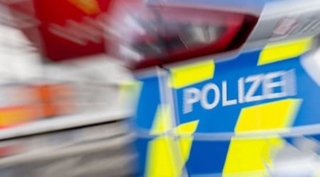 Nach einem Unfall versteckt sich ein Autofahrer vor der Polizei. (Symbolbild) / Foto: Hendrik Schmidt/dpa