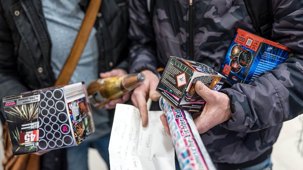 Caution is advised when setting off New Year's Eve fireworks. (Symbolic image) / Photo: Frank Hammerschmidt/dpa