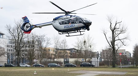 Aus einem Hubschrauber heraus hat die Polizei einen Vermissten gesichtet. (Archivbild) / Foto: Sebastian Kahnert/dpa
