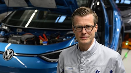 Danny Auerswald, Chairman of the Board of Management of Volkswagen Sachsen, stands at a production line in the Zwickau plant. (Archive photo) / Photo: Hendrik Schmidt/dpa