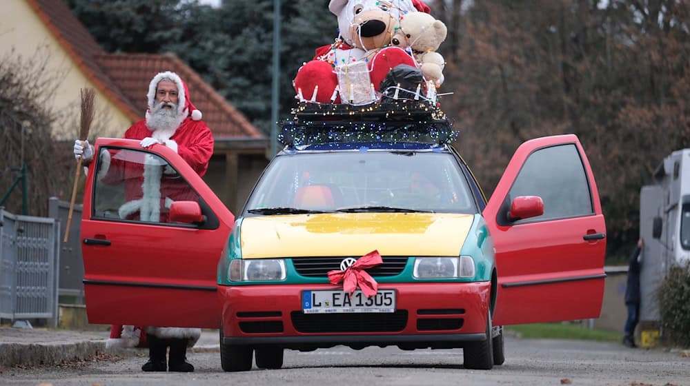 André Adelinia is on the road as Leipzig Santa Claus with a richly decorated car / Photo: Sebastian Willnow/dpa