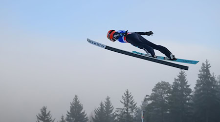 Selina Freitag zeigt in Klingenthal ordentliche Sprünge. / Foto: Hendrik Schmidt/dpa